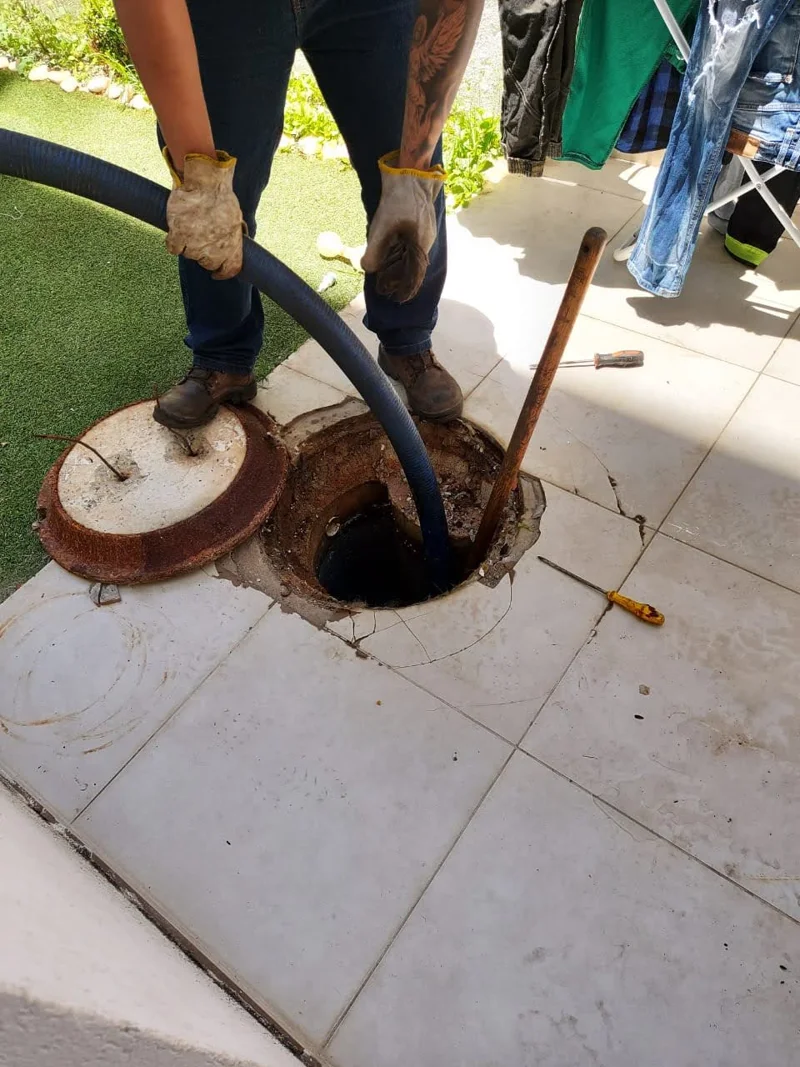 Profissional da Desentupidora Global realizando limpeza com equipamento de sucção